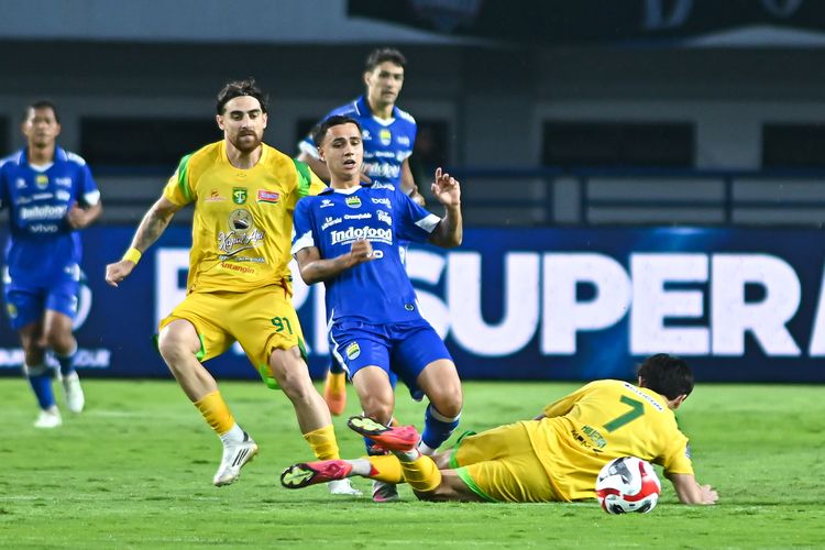 Aksi Eliano Reijnders saat melewati adangan pemain Persebaya Surabaya Francisco Rivera dalam debutnya di Super League 2025-2026, Jumat (13/9/2025) di Stadion Gelora Bandung Lautan Api (GBLA). 