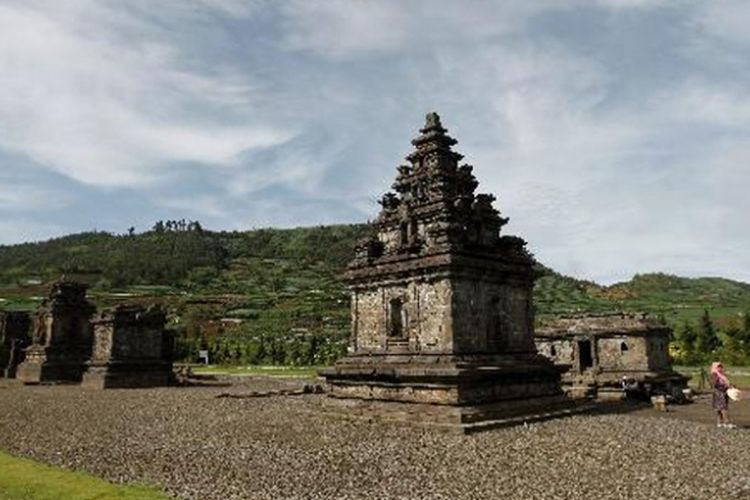 Kompleks Candi Arjuna di Dieng, Banjarnegara, Jawa Tengah, Selasa (27/12/2011). Kompleks candi Hindu peninggalan dari abad ke-7 memiliki tujuh candi yaitu Semar, Gatotkaca, Puntadewa, Srikandi, Sembadra, Bima dan Dwarawati. 