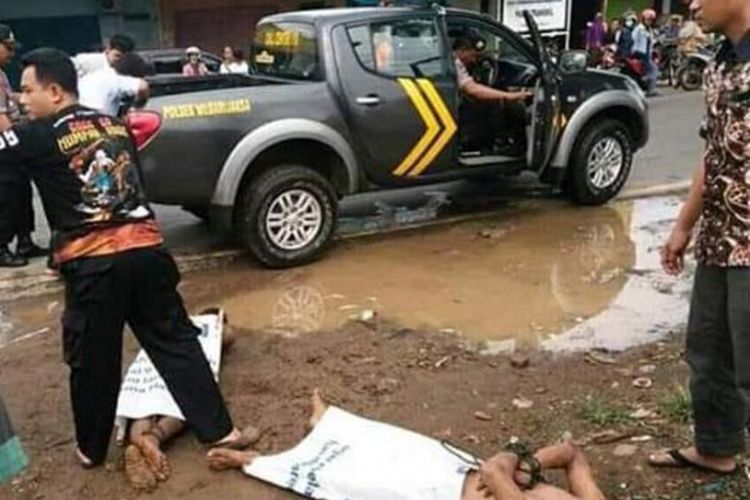 Polisi mengeluarkan dua orang lelaki yang dipergoki tengah berpelukan dalam kondisi telanjang bulat di jok tengah mobil Suzuki Ertiga bernopol B 2254 KFB yang terpakir di depan pasar Trangkil, Kabupaten Pati, ‎Kamis (20/12/2018) siang.‎