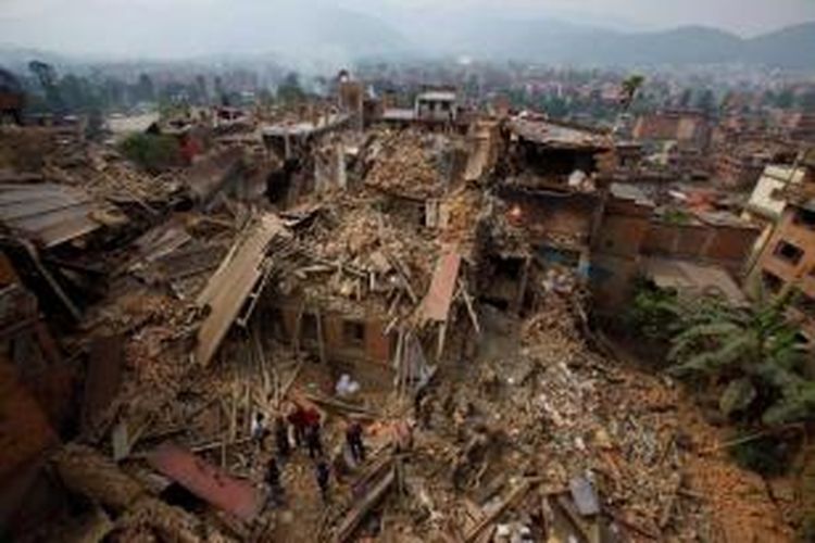 Tim SAR membersihkan puing untuk mencari korban tertimbun reruntuhan bangunan pasca-amukan gempa berkekuatan 7.9 SR di Bhaktapur, dekat Kathmandu, Nepal, 26 April 2015.