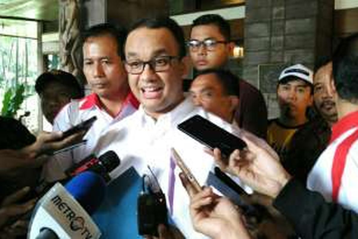 Bakal calon gubernur DKI Jakarta Anies Baswedan seusai melakukan pertemuan dengan Forum RT/RW DKI Jakarta di Kediaman Boy Sadikin, Menteng, Jakarta Pusat, Jumat (30/9/2016) sore. 