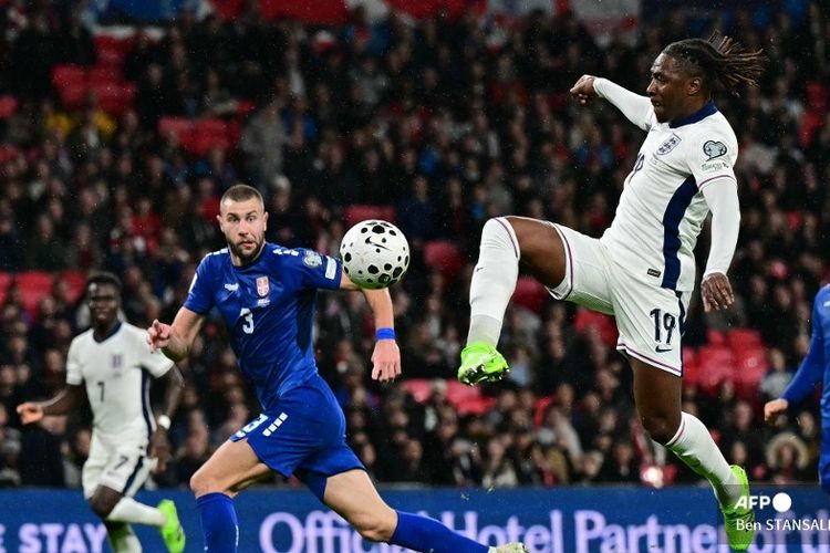 Gelandang serang timnas Inggris Eberechi Eze melepaskan tembakan pada laga kualifikasi Piala Dunia 2026 Grup K antara Inggris dan Serbia di Stadion Wembley di London pada 13 November 2025.