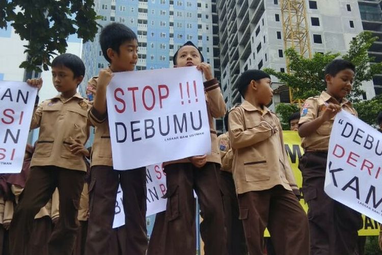 Sejumlah siswa dan siswi Sekolah Ash Shiddiqiyah mendatangi proyek pembangunan rusunami yang berlokasi di kawasan Bukit Indah, Serua, Ciputat, Tangerang Selatan, Rabu (18/2/2020).  