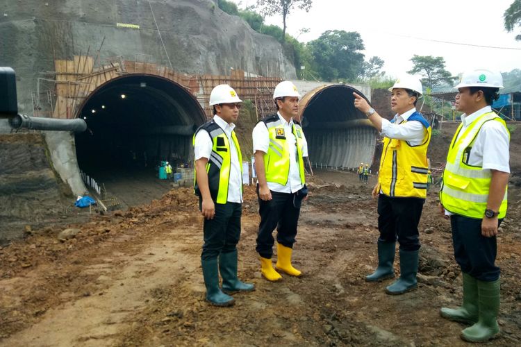 Direktur Sumber Daya Air PUPR Hari Suprayogi kanan kedua tengah berbincang mengenai progres terowongan Nanjung yang saat ini sudah 22 persen.