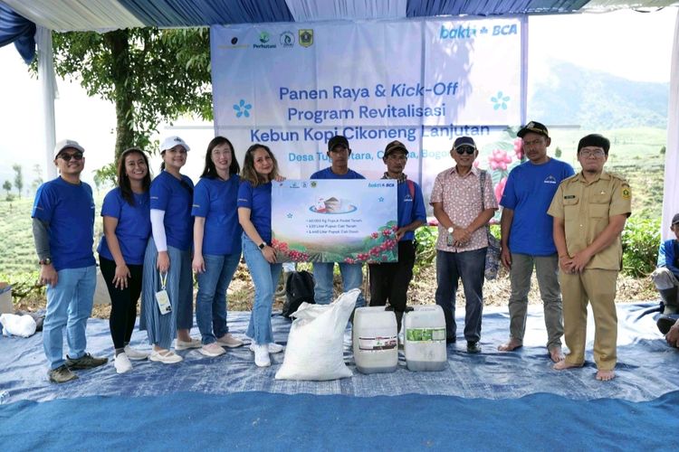 Panen raya dan kick off program revitalisasi kebun kopi Cikoneng, Bogor