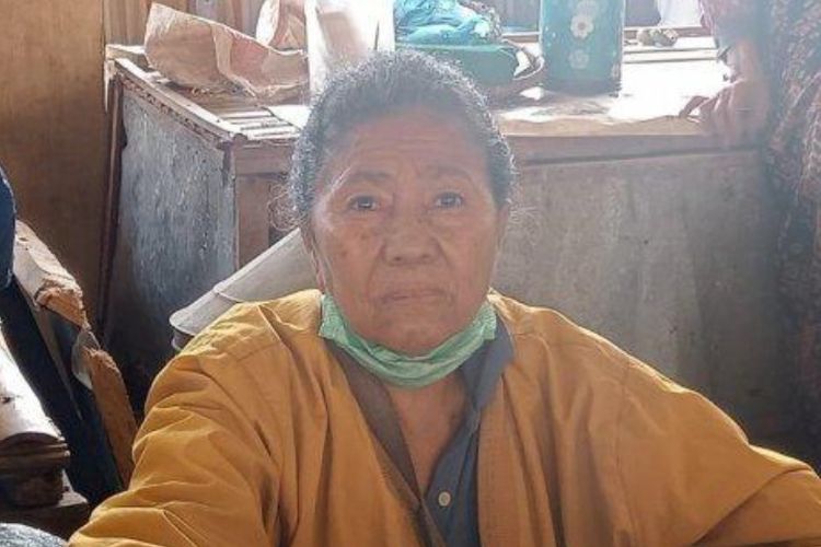 Foto: Nenek Rosadalima Gaa (61) pedagang di Pasar Alok, Kabupaten Sikka, NTT, yang berhasil selamat dari percobaan perampokan oleh seorang pria tak dikenal (OTK)  Jumat (10/6/2022) sekitar pukul 03.00 Wita.  