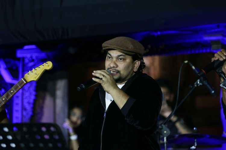 Musisi Tompi tampil dalam acara Gitaris untuk Negeri: Donasi Gempa Cianjur di Bentara Budaya Jakarta, Rabu (7/12/2022). Sebanyak 59 musisi menyajikan musik kolaborasi di atas panggung konser amal untuk korban gempa Cianjur secara sukarela.