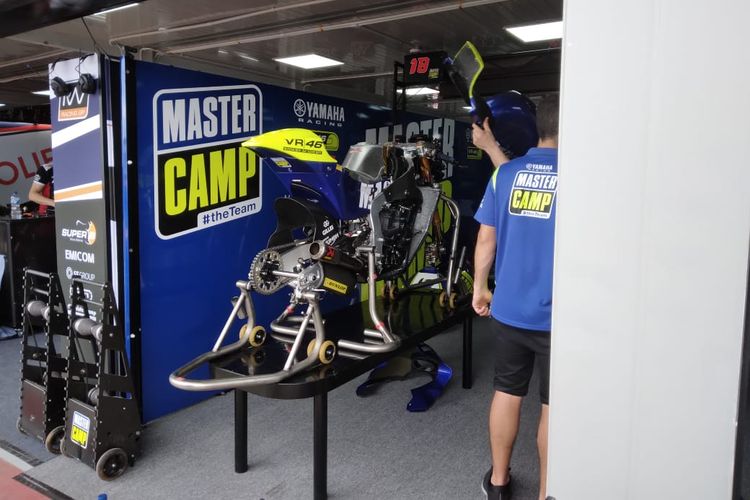 Kompas.com bersama rombongan bLU cRU Fun Riding ?Road to Mandalika? mengunjungi paddock Yamaha VR46 Master Camp Team Moto2.