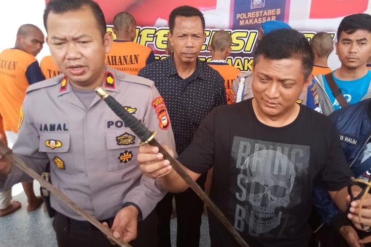 Kapolsek Panakkukang Kompol Jamal Fathurrahman (kiri) bersama Kasat Reskrim Polrestabes Makassar AKBP Indratmoko (kanan) saat memperlihatkan parang yang digunakan 11 pebegal sadis di Polrestabes Makassar, Sabtu, (7/12/2019).