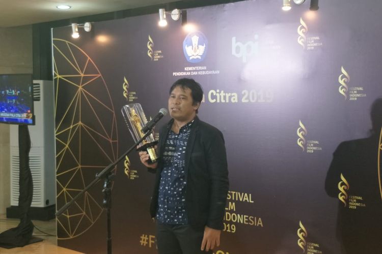 Produser film Kucumbu Tubuh Indahku Ifa Ifansyah mewakili Whani Darmawan menerima Piala Citra FFI 2019 kategori Pemeran Pendukung Pria Terbaik di kawasan Kedoya, Jakarta Barat, Minggu (8/12/2019).