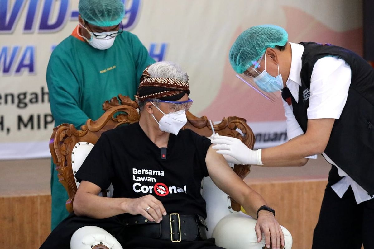 Gubernur Jawa Tengah Ganjar Pranowo disuntik vaksin Covid-19 di RSUD Tugurejo, Semarang, Kamis (14/1/2021)