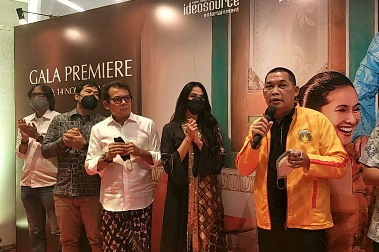 Wakil Wali Kota Solo, Teguh Prakosa (kanan) saat menghadiri gala premiere film Losmen Bu Broto di XXI The Park, Solo, Minggu (14/11/2021).