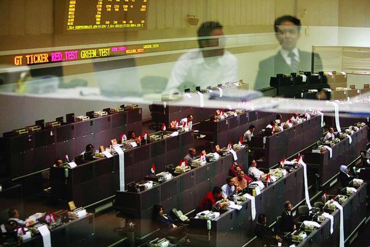 Para pialang beberapa saat sebelum penutupan perdagangan sesi kedua di Bursa Efek Indonesia, Jakarta, Senin (10/5). Pasar kembali bergairah membuat Indeks Harga Saham Gabungan (IHSG) kembali ke zona hijau. Pada penutupan perdagangan sesi II, IHSG berada di level 2.850,427 atau naik 4,06 persen.