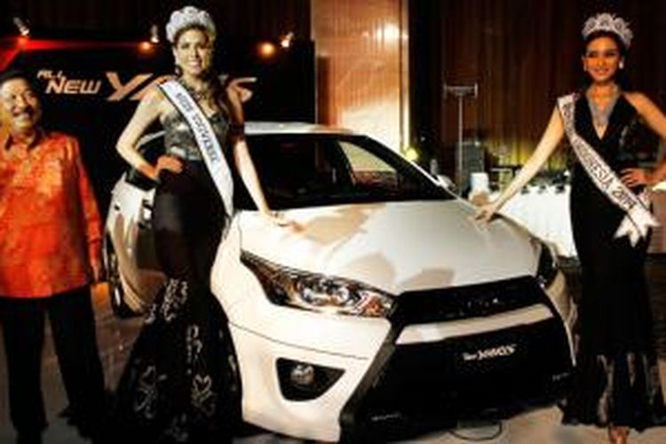 (kiri-kanan) Presdir Toyota Astra Motor, Johnny Darmawan, Miss Universe 2013, Maria Gabriela Isler, dan Puteri Indonesia 2013, Whulandary Herman, berpose di depan Toyota All-New Yaris saat menghadiri malam apresiasi Toyota di Jakarta, Selasa (4/4/2014). 