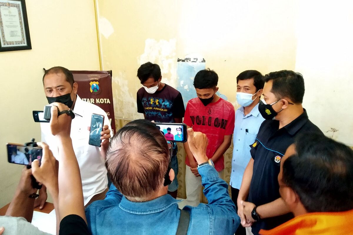 Dua warga Blitar, IW dan AB, diperiksa polisi informasi hoaks tentang aksi kekerasan klithih di Kota Blitar, Rabu (20/4/2022)