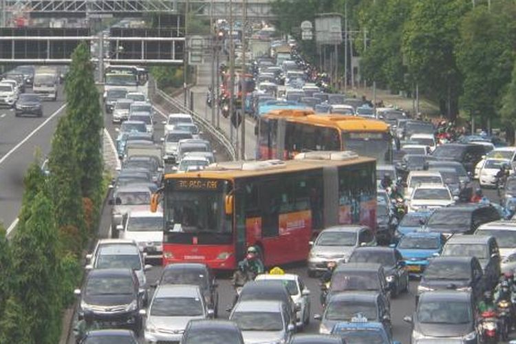 Antrean mobil yang keluar dari Tol Dalam Kota dari pintu tol Semanggi, Selasa (21/6/2016), menghalangi bus transjakarta memasuki jalur khususnya. Situasi serupa terjadi di sejumlah pintu masuk tol dan juga persimpangan jalan dengan lampu lalu lintas. 