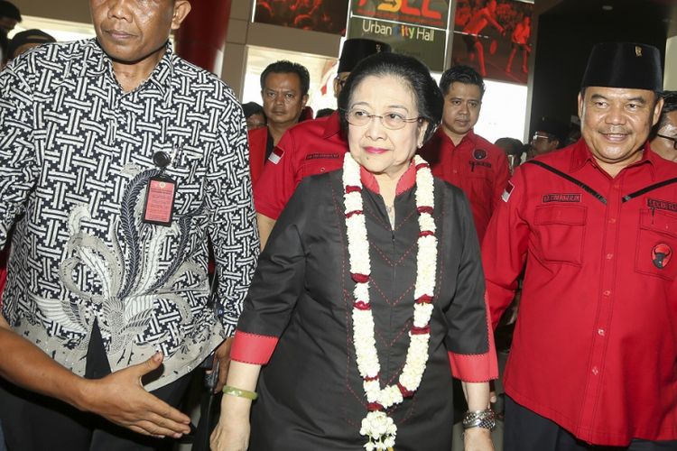 Ketua Umum DPP PDI Perjuangan Megawati Soekarnoputri (tengah) menghadiri Konsolidasi Organisasi Partai PDI Perjuangan Provinsi Sumatera Selatan di Palembang Sport and Convention Center (PSCC) Palembang, Sumatera Selatan, Rabu (13/9). Rapat Konsolidasi Internal tersebut membahas persiapan PDIP dalam pemenangan Pilkada Serentak di Sumsel tahun 2018. ANTARA FOTO/Nova Wahyudi/ama/17