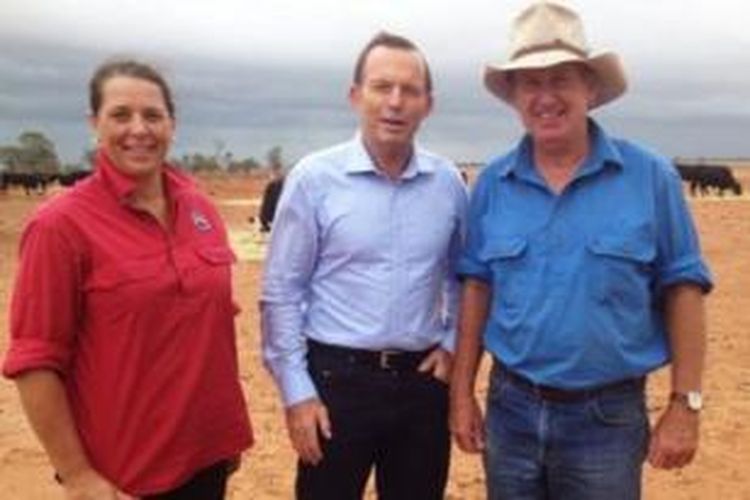 Perdana Menteri Australia Tony Abbott bersama para petani yang dikunjunginya di pedalaman negeri itu yang dilanda kekeringan.

