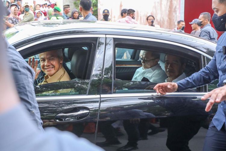 Presiden Joko Widodo menampakkan kedekatan dengan Gubernur Jateng Ganjar Pranowo dan tiga kali mengajak Ganjar satu mobil dengannya, Senin (10/4/2023).