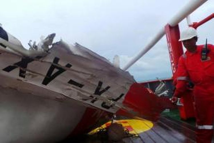 Tim penyelam gabungan dari TNI Angkatan Laut memeriksa bagian ekor pesawat AirAsia QZ8501 di dek kapal Crest Onyx milik SKK Migas, di perairan Selat Karimata, Pangkalan Bun, Kalimantan Tengah, Sabtu (10/1/20150