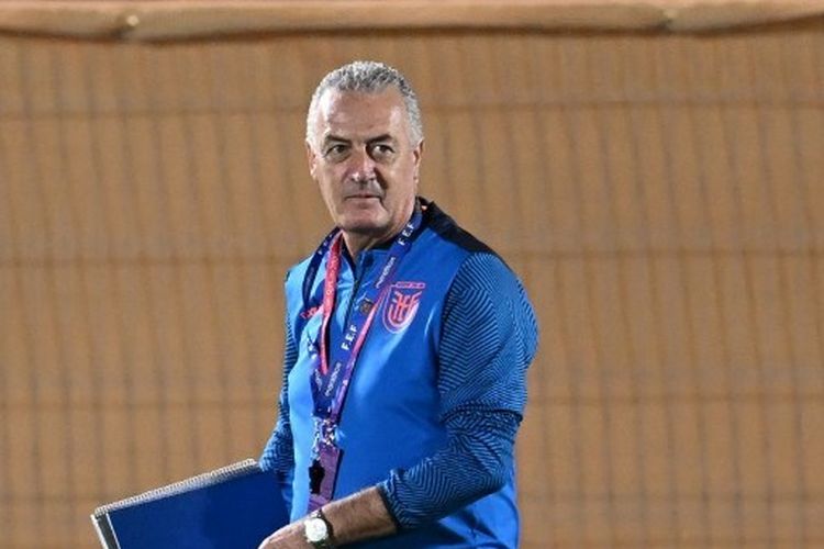 Pelatih timnas Ekuador, Gustavo Alfaro, saat memimpin latihan timnya di Mesaimeer SC, Doha, menjelang laga Grup A Piala Dunia 2022 melawan Senegal, Selasa (29/11/2022). Gustavo Alfaro berhasil membawa timnas Ekuador mengukir catatan bersejarah di Piala Dunia.