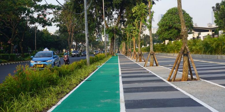 Pengerjaan trotoar di Kompleks Gelora Bung Karno (GBK), Jakarta Pusat masih terus berlangsung. Adapun pengerjaan tersebut dilakukan guna menyambut Asian Games 2018 dimana GBK menjadi salah satu venue yang akan menyelenggarakan even  tersebut, Selasa (29/5/2018).