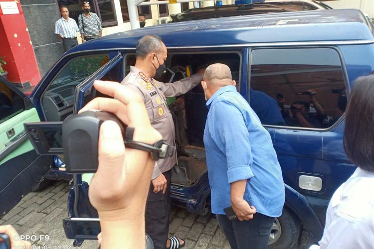 Kapolrestabes Palembang Kombes Pol Mokhamad Ngajib melakukan pemeriksaan satu unit mobil yang tangkinya telah dimodifikasi untuk membeli solar subsidi, Selasa (5/4/2022).