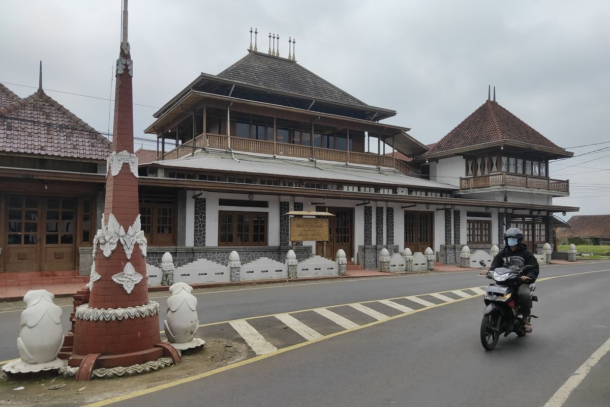 Seorang pengendara sepeda motor melintas di depan gedung Paseban Tri Panca Tunggal, Desa Cigugur, Kecamatan Cigugur, Kabupaten Kuningan, Jawa Barat, Senin (15/2/2021)