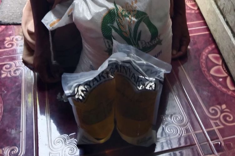 2 liter minyak kemasan dan 10 kilogram beras yang diterima oleh warga di Desa Sabuntan, Kecamatan Pulau Sapeken, Sumenep, Jawa Timur. Padahal, di undangan tertera minyak 4 liter dan beras 20 Kg.