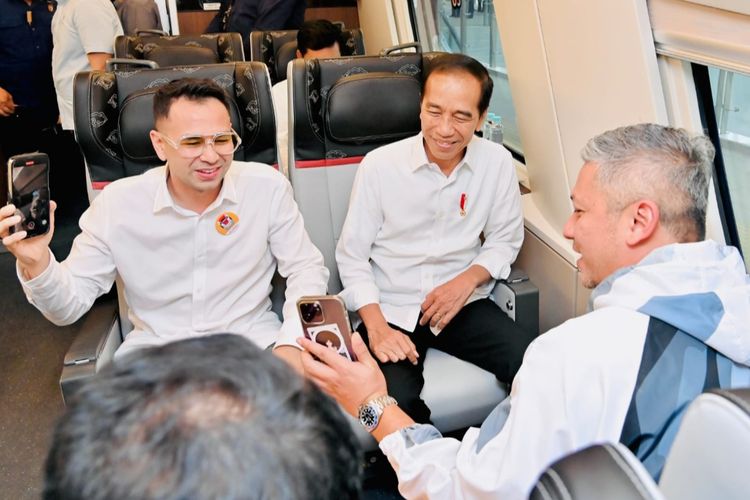 Presiden Joko Widodo saat duduk bersama Raffi Ahmad dan Gading Marten saat mencoba naik Kereta Cepat Jakarta-Bandung, pada Rabu (13/3/2023).
