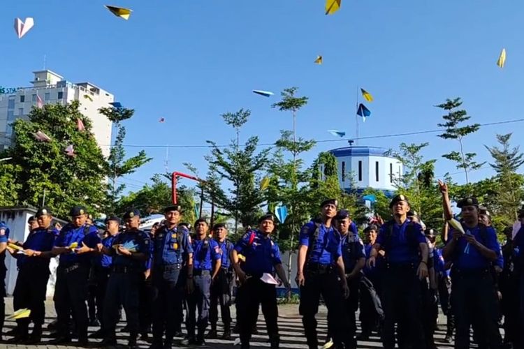 Petugas Pemadam Kebakaran Kota Makassar menerbangkan ribuan pesawat kertas untuk mengenang almarhum Presiden RI ke 3, Prof DR BJ Habibie,  Jumat (13/9/2019).