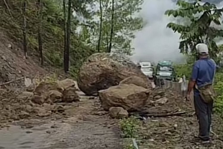 Puluhan Mobil Terjebak Longsor di Jalan Provinsi Takengon - Blang Kejeren 