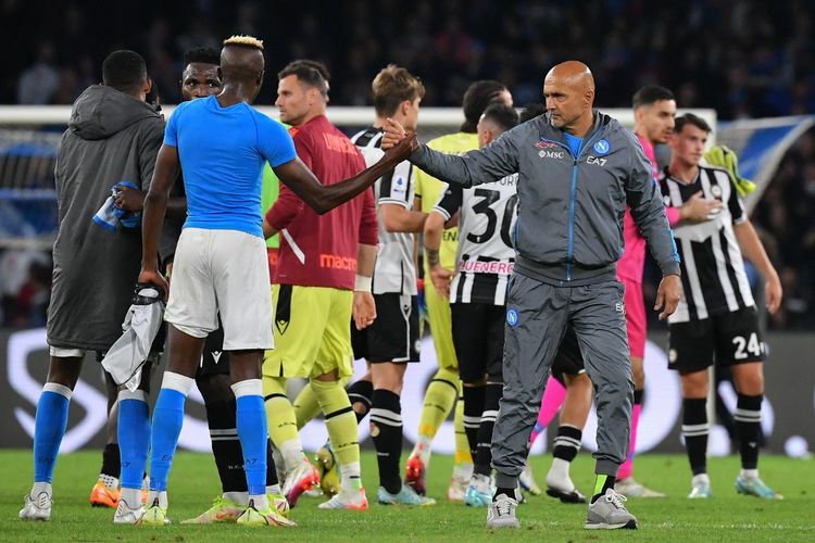 Pelatih Napoli Luciano Spalletti dan penyerang Victor Osimhen bersalaman usai laga Serie A Napoli vs Udinese pada Sabtu (12/11/2022).