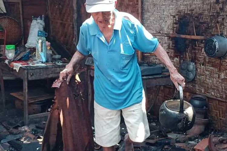 KEBAKARAN: Sarkam mengais sisa barang yang tidak ikut terbakar di rumahnya pada Padukuhan Graulan, Kalurahan Giripeni, Kapanewon Wates, Kabupaten Kulon Progo, Daerah Istimewa Yogyakarta, Senin (13/8/2024).