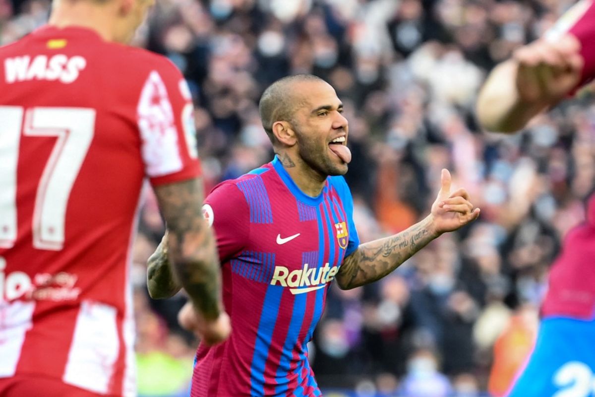 Bek sayap kanan Barcelona, Dani Alves, melakukan selebrasi usai menjebol gawang Atletico Madrid dalam laga Liga Spanyol 2021-2022 di Stadion Camp Nou, Minggu 6 Februari 2022. Selain bikin gol, Dani Alves juga mencetak assist dan mendapat kartu merah dalam laga ini.