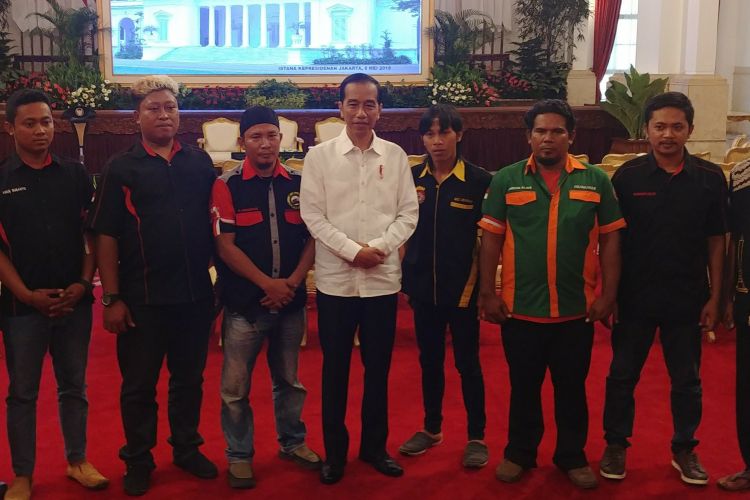 Presiden Jokowi bersilaturahmi dengan sopir truk di Istana Negara, Jakarta, Selasa (8/5/2018).