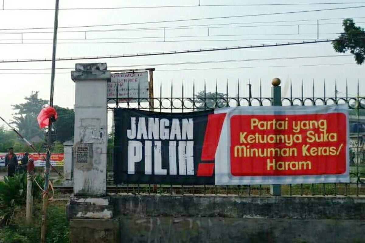 Temuan spanduk provokatif di perlintasan kereta api Beji, Depok, Senin (14/4/2019).