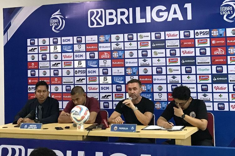 Pelatih Persija Jakarta, Thomas Doll, dalam sesi konferensi pers seusai laga Persija vs Persib di Stadion Patriot pada Sabtu (3/9/2023).