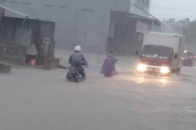 Ruas jalan di daerah Paritlalang, Pangkal Pinang terendam banjir, Rabu (20/11/2019).
