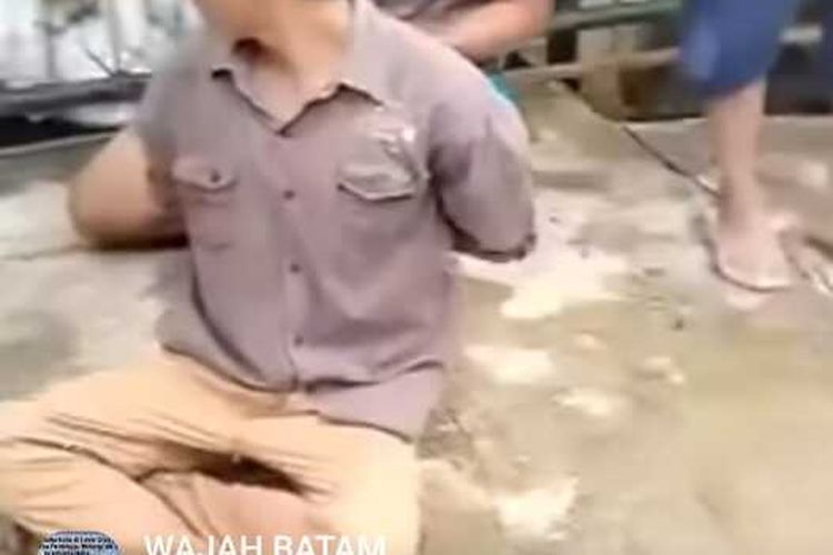 Netizen media sosial di Batam, Kepulauan Riau (Kepri) dihebohkan dengan video amatir penangkapan seorang pria yang diduga sebagai pelaku penculikan anak di Bengkong Harapan, Senin (5/12/2022).