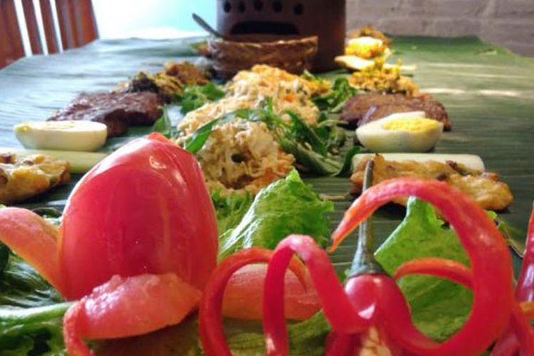 Nasi Liwet Lengkap Aneka Lauk di Social Canteen Jalan Setiabudi no 75, Banyumanik, Semarang, Jawa Tengah.