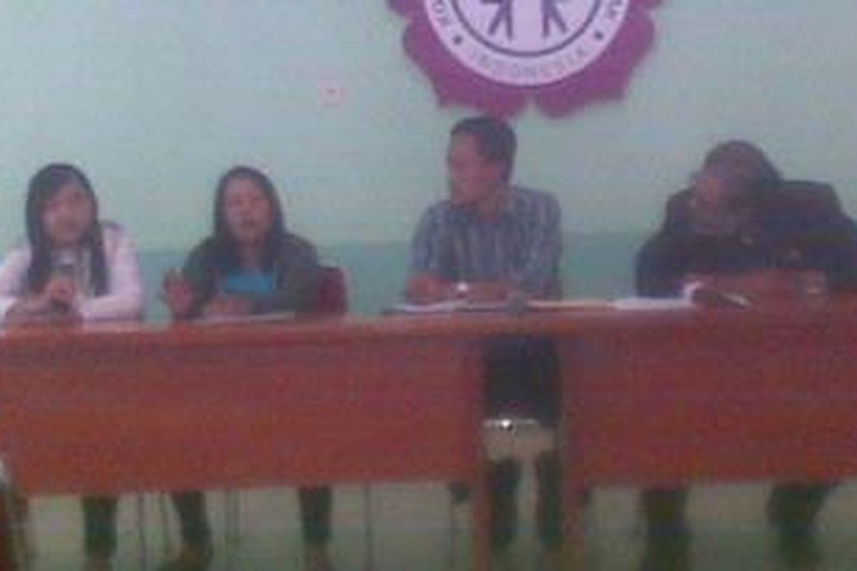 Dayang Cantikasari, 15 (palling kiri), ditemani ibu dan ayahnya saat melaporkan kasus kekerasan yang dialaminya saat menjalani latihan Paskibra tingkat sekolah, Selasa (5/4/2011. Siswi kelas 1 SMK ini harus dirawat selama empat hari di RSUD Tangerang karena tindakan para pelatihnya. 