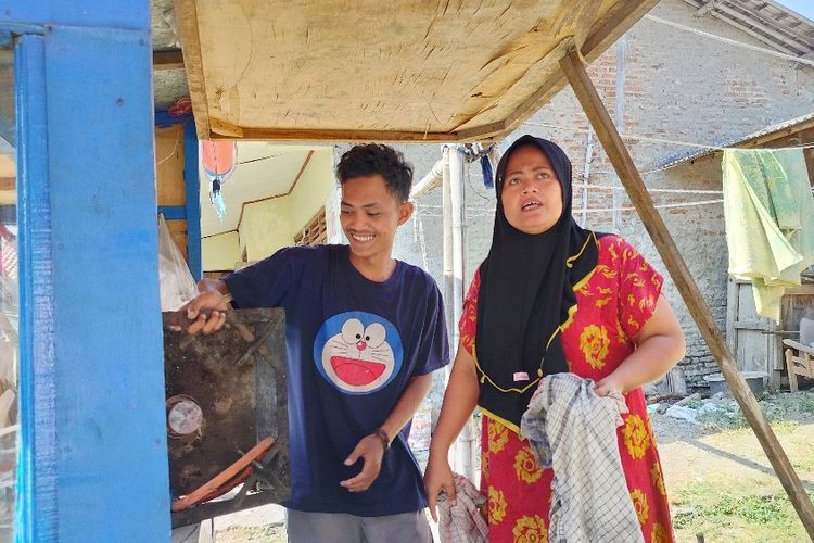 Siswa putus sekolah Ahmad Faiq Mubaroq membantu membereskan gerobak gorengan dagangan ibunya Mar'atun Azizah (39) di sebuah rumah kontrakan di RT 02, RW 05, Desa Bulusari, Kecamatan Bulakamba, Kabupaten Brebes, Jawa Tengah, Selasa (1/8/2023).