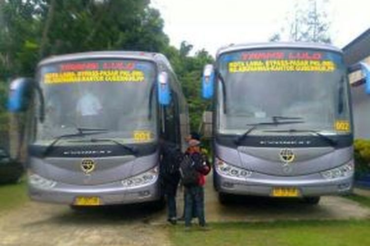 Dua bus translulo yang biasa digunakan untuk mengangkut PNS kota Kendari, kini diturunkan untuk membuat pelajar dan mahasiswa karena sopir angkot melakukan mogok meminta kenaikan tarif pasca harga BBM dinaikkan pemerintah.