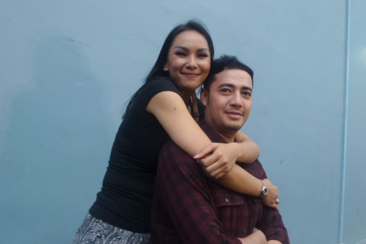Kalina Ocktaranny dan Ananda Muhammad Hedrayanto  diabadikan di Studio TransTV, Mampang, Jakarta Selatan, pada Senin (29/5/2017).