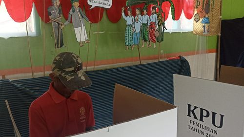 Pesan Pilkada Damai dari Wayang Santri di TPS Binangun Cilacap