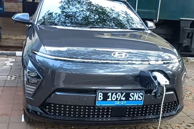 Memasak menggunakan fitur Vehicle-2-Load atau V2L Outdoor pada Hyundai All New Kona Electric