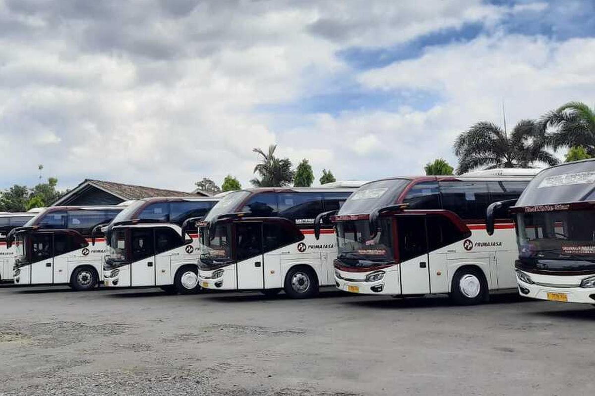 Deretan bus Primajasa di Pool Tasikmalaya terparkir karena belum beroperasi selama masa pandemi corona, Kamis (4/6/2020).