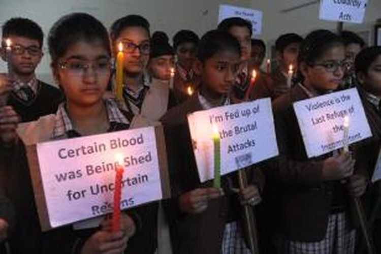 Para siswa sebuah sekolah di India menyalakan lilin dan membawa pesan-pesan yang mengecam kekerasan untuk mengenang para korban tewas akibat serangan maut di sebuah sekolah di Peshawar, Pakistan yang menewaskan 148 orang.