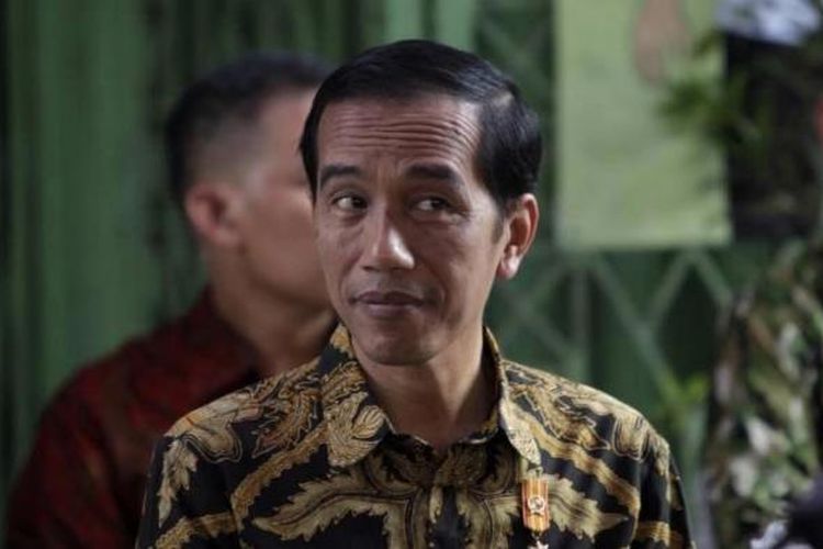 Presiden Joko Widodo hadir dalam acara penyerahan Kartu Indonesia Sehat (KIS), Kartu Indonesia Pintar, dan Kartu Keluarga Sejahtera di Kantor Pos Kampung Melayu, Jalan Jatinegara Barat, Jakarta Timur, Rabu (13/5/2015).